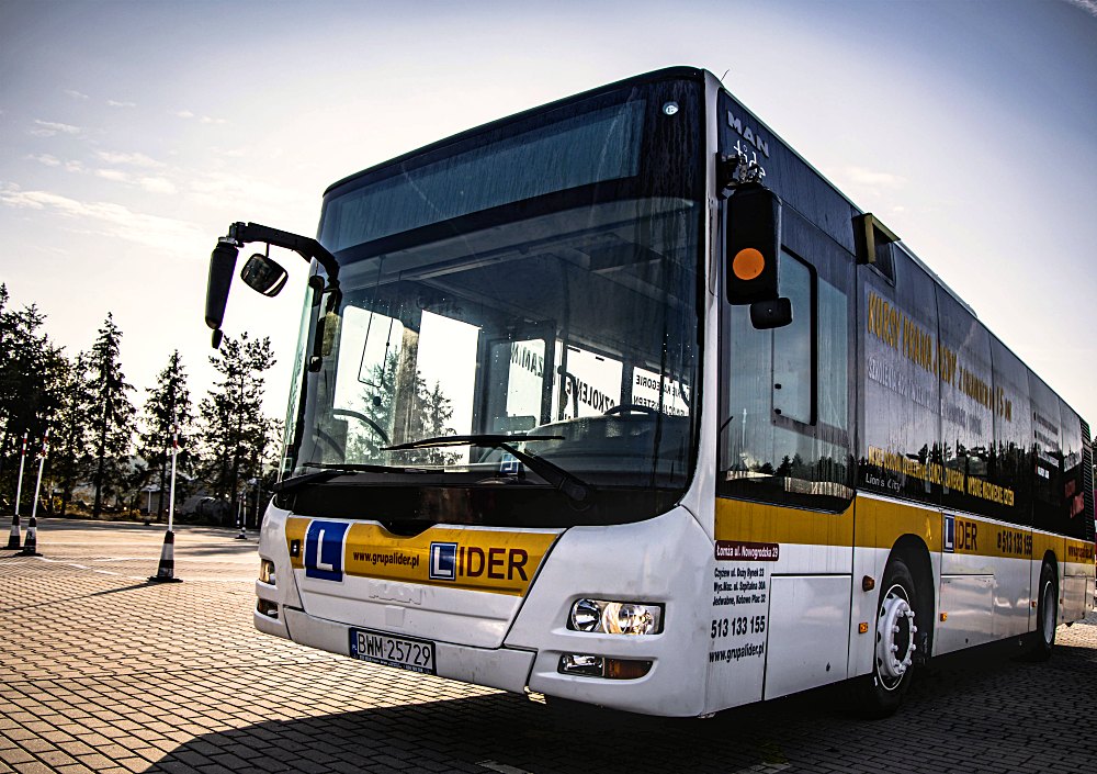 prawo jazdy d lomza — autobus miejski 3/4 przed biurem Lider