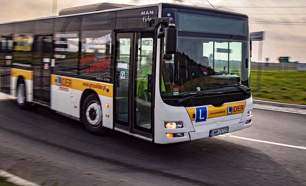 prawo jazdy d lomza — autobus miejski w ruchu (panorama)