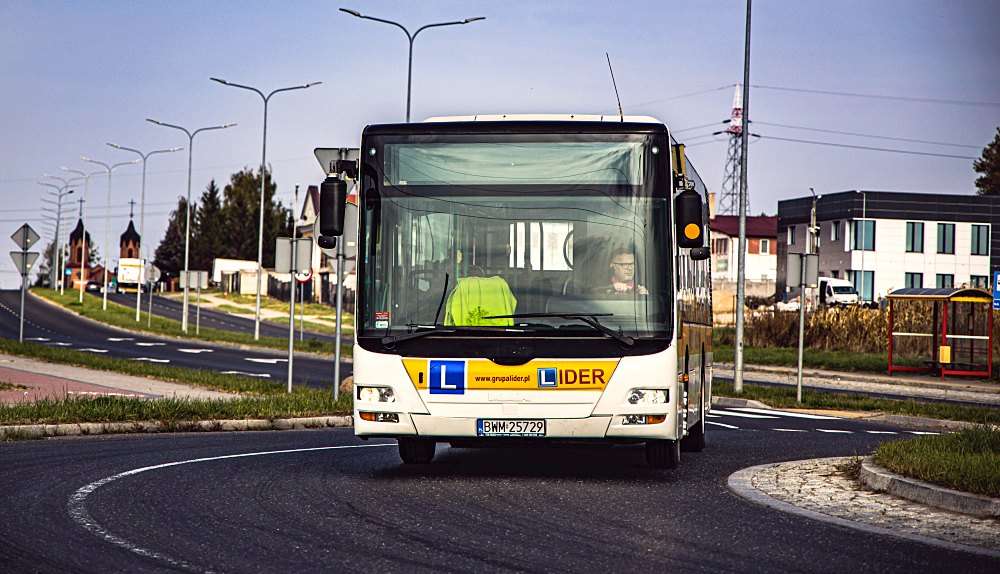 prawo jazdy d lomza — autobus miejski na rondzie (przod)